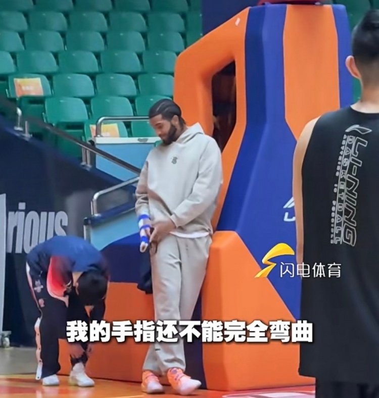 记者：克里斯是中指关节骨折 目前还不能弯曲&预计还需要两周